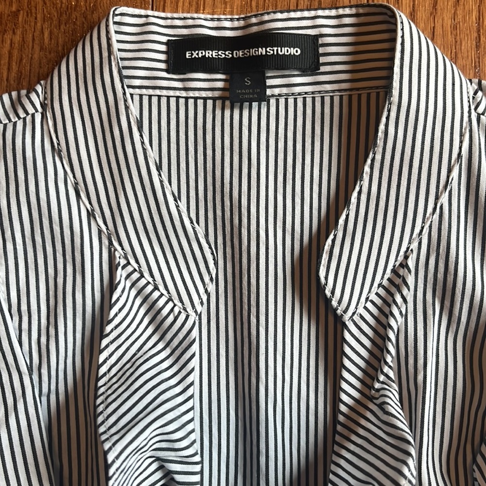 Express ruffle blouse size small - Picture 3 of 4